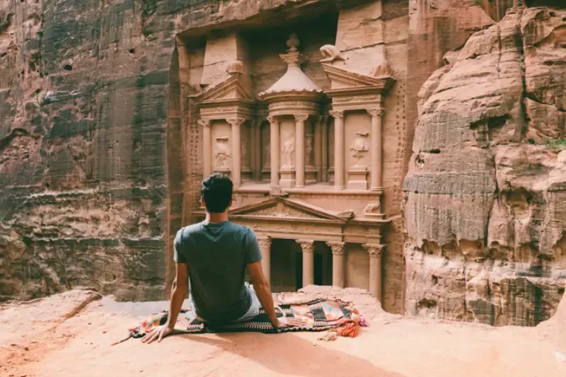 un uomo a petra, tour giordania 4 giorni